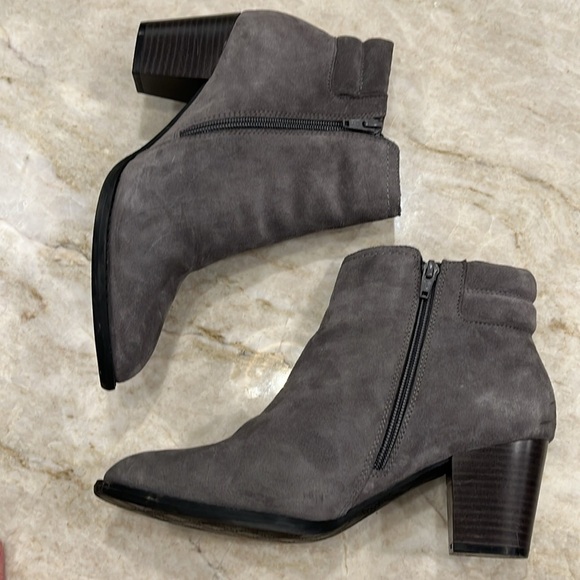 Vionic Jessie‎ Heeled Booties | Weather-Resistant Suede | Charcoal Gray | Size 9 - Picture 4 of 12